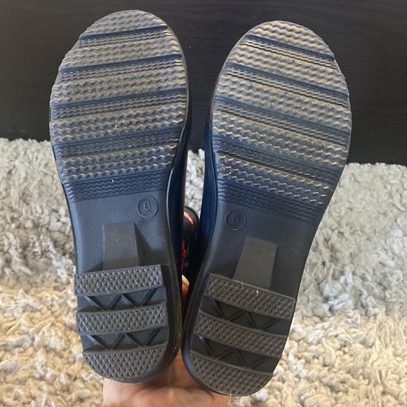 Women rain boots. Never worn. No box. Size 6 - Picture 3 of 4